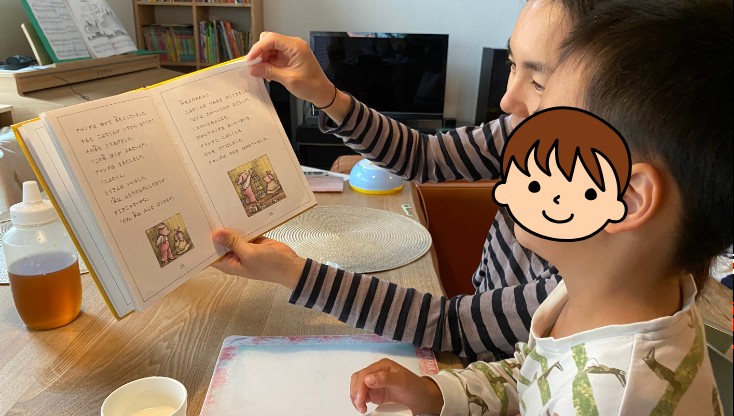 英語絵本のページをめくる親子